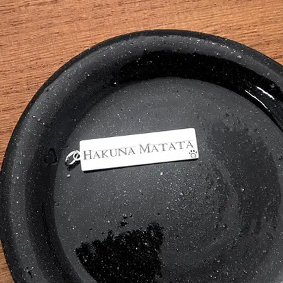 PINGENTE PLAQUINHA HAKUNA MATATA